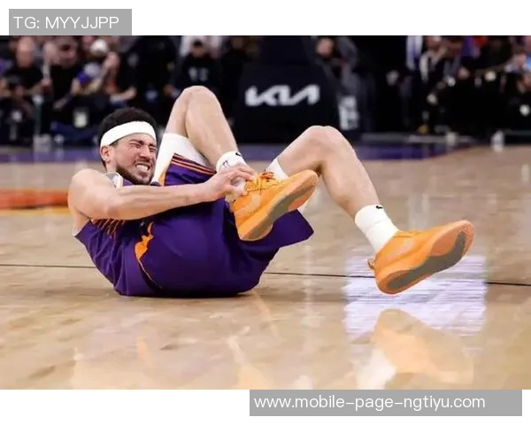 布克首节突破海斯防守时受伤乔丹奥特透露伤退原因 布克首节突破海斯防守时受伤乔丹奥特透露伤退原因